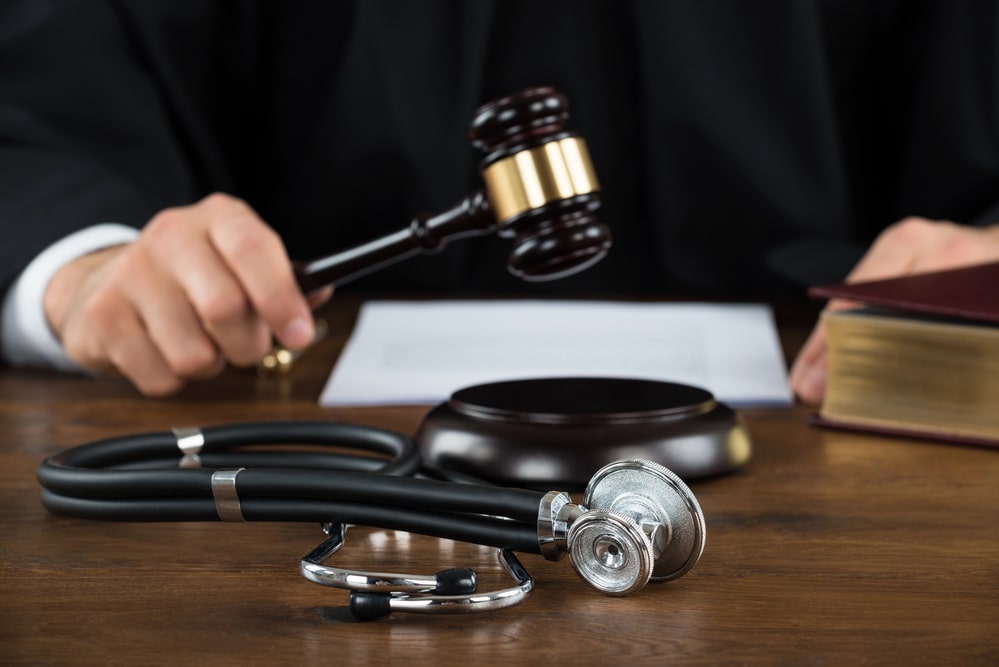 How Injury Lawyers Work With Doctors As Expert Witnesses